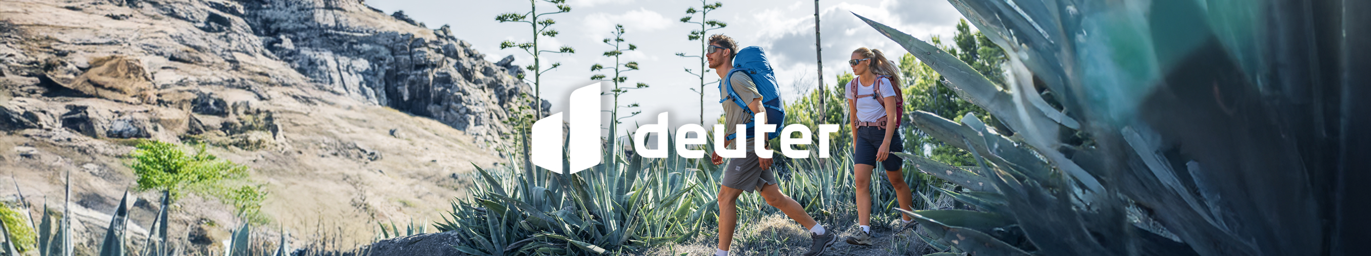 Twee mensen wandelen door rotsachtig terrein met een deuter-rugzak om.