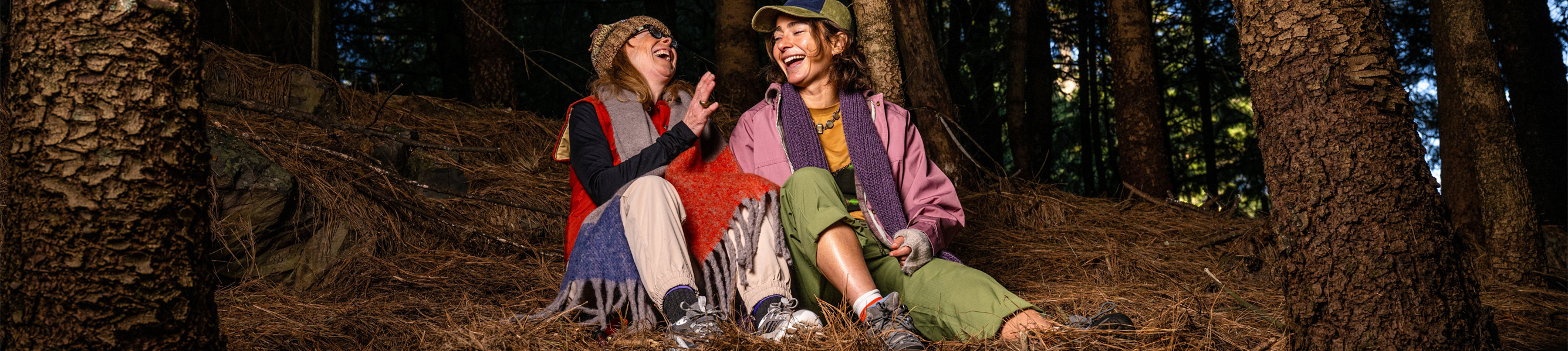 wandelaars dragen wandelschoenen van merrell