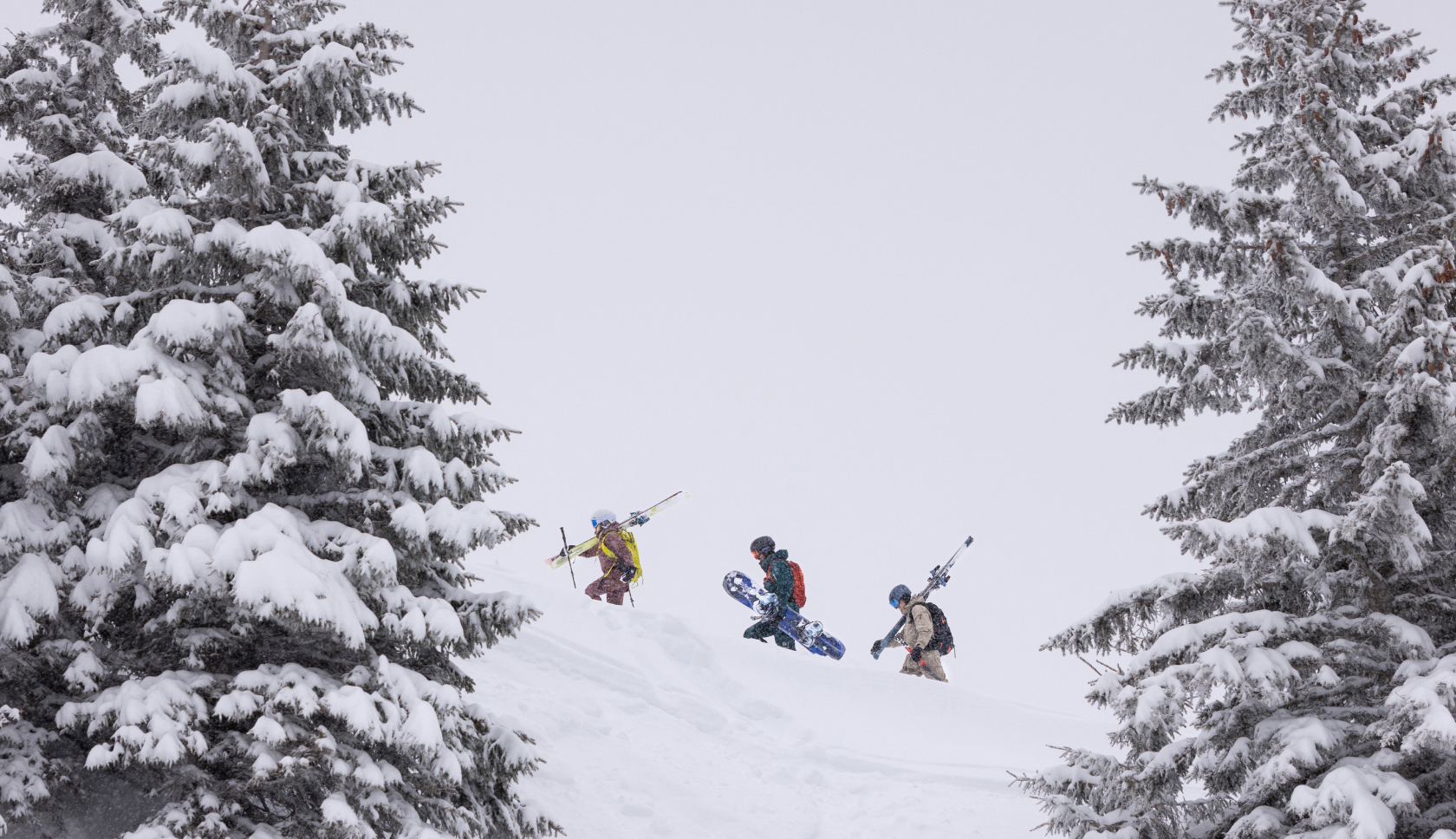 groep wintersporters loopt omhoog